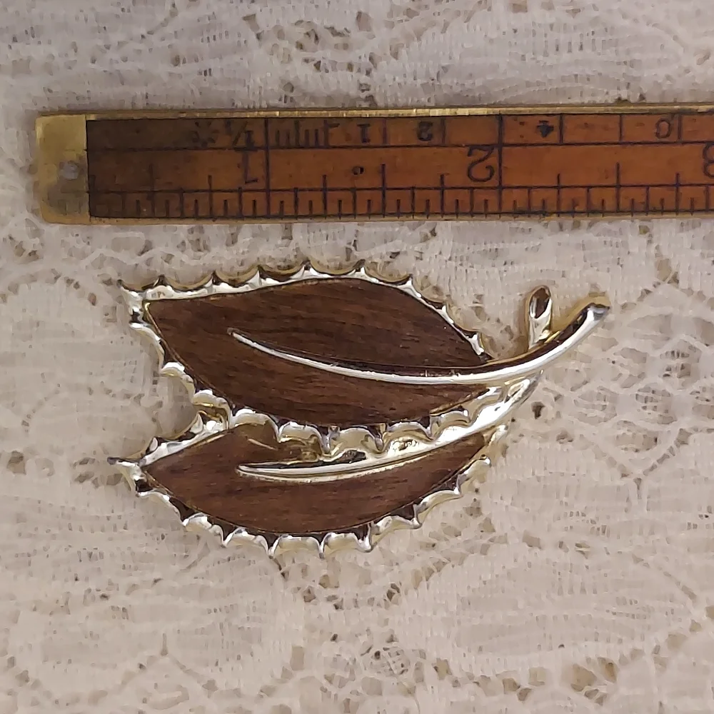 Vintage Sarah Coventry Leaf Brooch Woodgrain Wood Look Details - Picture 2 of 5
